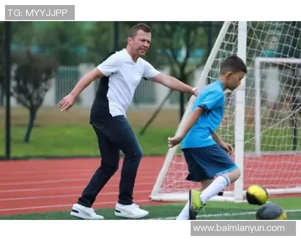 小孩热衷模仿足球明星转场瞬间展现童趣与梦想